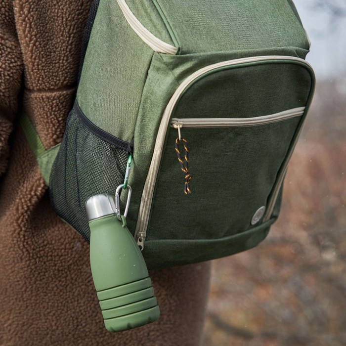 Botella de silicona libre de BPA plegable con mosquetón 550ml color verde tercera vista Botella de silicona libre de BPA plegable con mosquetón 550ml color verde tercera vista