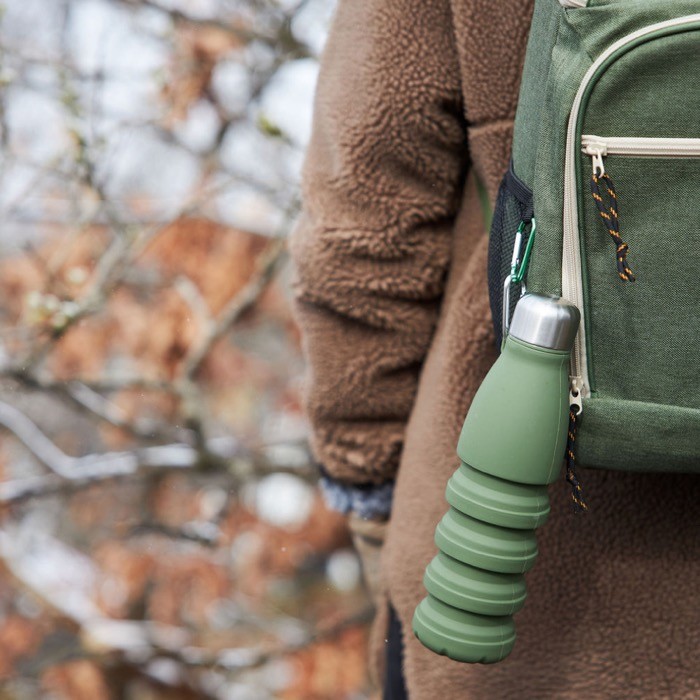 Botella de silicona libre de BPA plegable con mosquetón 550ml color verde cuarta vista Botella de silicona libre de BPA plegable con mosquetón 550ml color verde cuarta vista