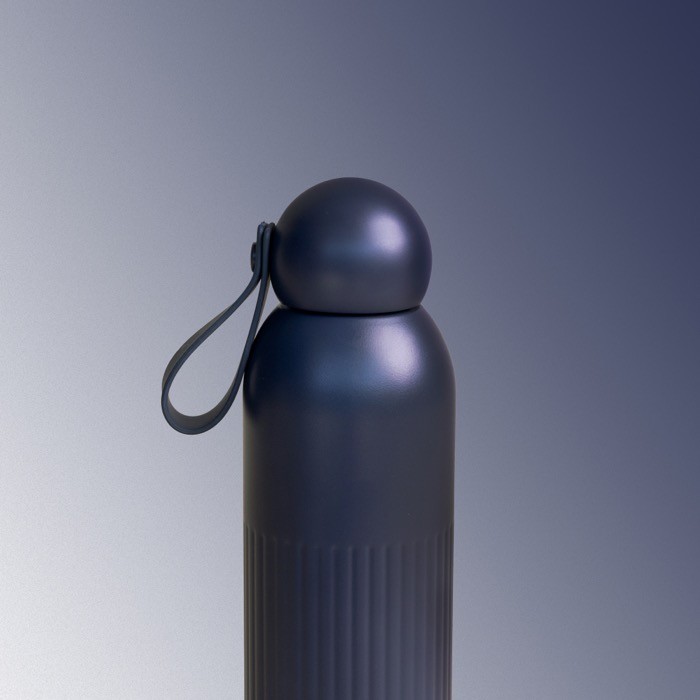 Botella térmica de acero monocromática con tapón redondo con asa 500ml color azul oscuro segunda vista Botella térmica de acero monocromática con tapón redondo con asa 500ml color azul oscuro segunda vista