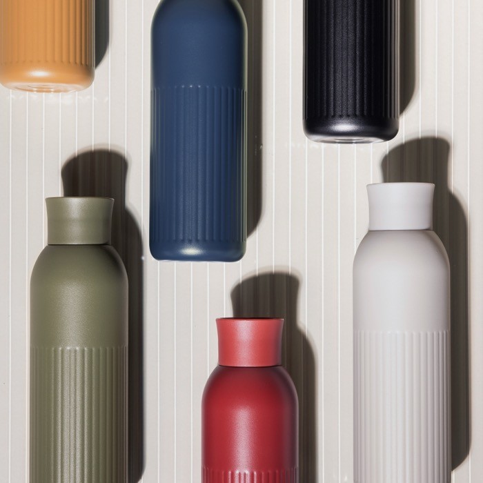 Botella térmica de acero reciclado con un tapón de presión 500ml color rojo oscuro quinta vista Botella térmica de acero reciclado con un tapón de presión 500ml color rojo oscuro quinta vista
