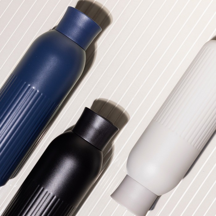 Botella térmica de acero reciclado con un tapón de presión 500ml color beige tercera vista Botella térmica de acero reciclado con un tapón de presión 500ml color beige tercera vista