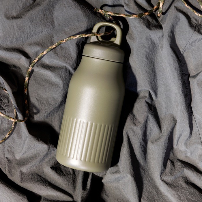 Botella térmica de acero inoxidable reciclado con tapón de clic 500ml color verde oliva tercera vista Botella térmica de acero inoxidable reciclado con tapón de clic 500ml color verde oliva tercera vista