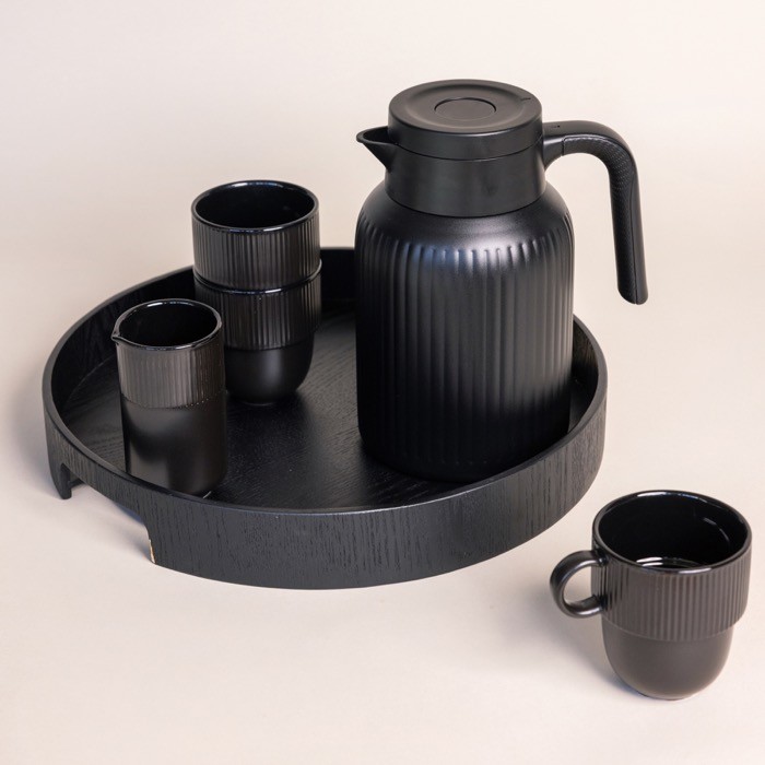 Jarra térmica con diseño de rayas verticales características 1.5L color negro segunda vista Jarra térmica con diseño de rayas verticales características 1.5L color negro segunda vista