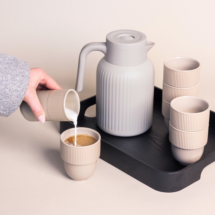 Jarra térmica con diseño de rayas verticales características 1.5L color beige segunda vista Jarra térmica con diseño de rayas verticales características 1.5L color beige segunda vista