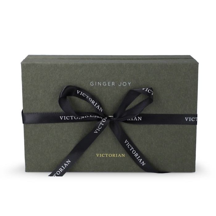 Caja de regalo con vela y difusor con aroma de jengibre Victorian color verde tercera vista Caja de regalo con vela y difusor con aroma de jengibre Victorian color verde tercera vista