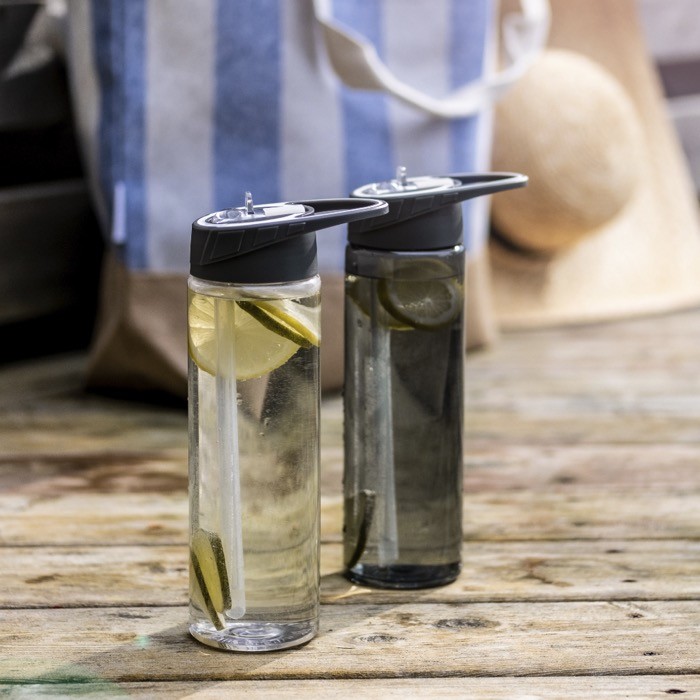 Botella de plástico libre de BPA con pajita incluida 700ml color negro segunda vista Botella de plástico libre de BPA con pajita incluida 700ml color negro segunda vista