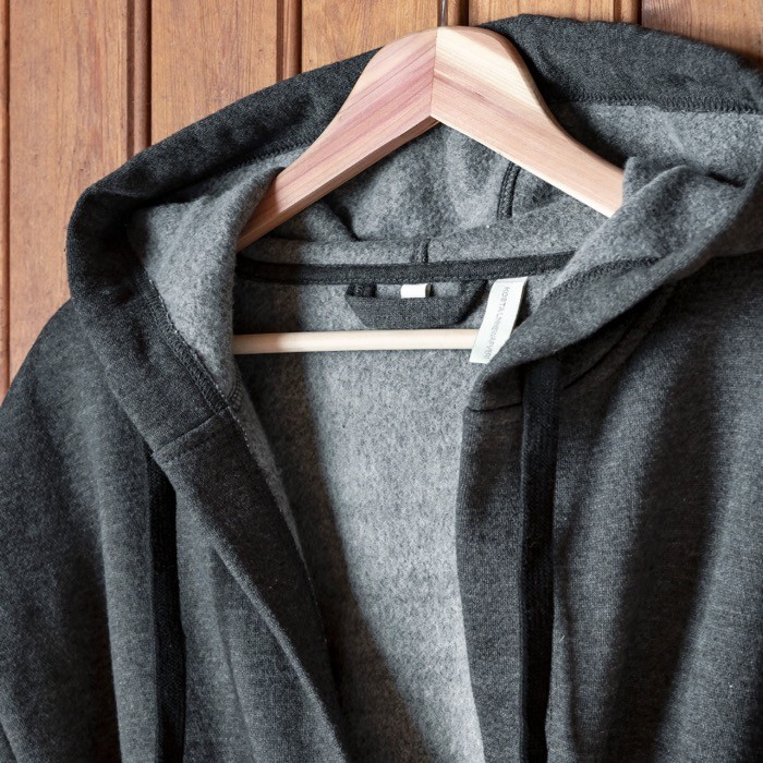 Bata de baño con dos bolsillos, capucha y cinturón para la cintura color gris oscuro sexta vista