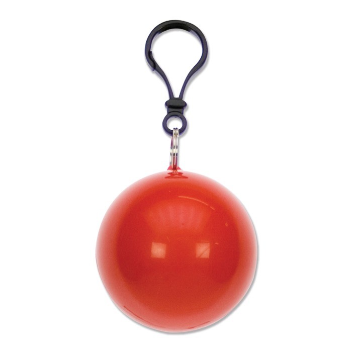 Poncho impermeable dentro de un llavero a colores con mosquetón color rojo