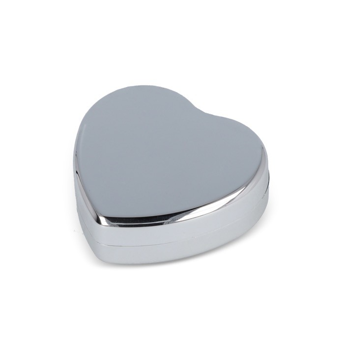 Bálsamo labial en estuche metálico en forma de corazón color plateado tercera vista Bálsamo labial en estuche metálico en forma de corazón color plateado tercera vista