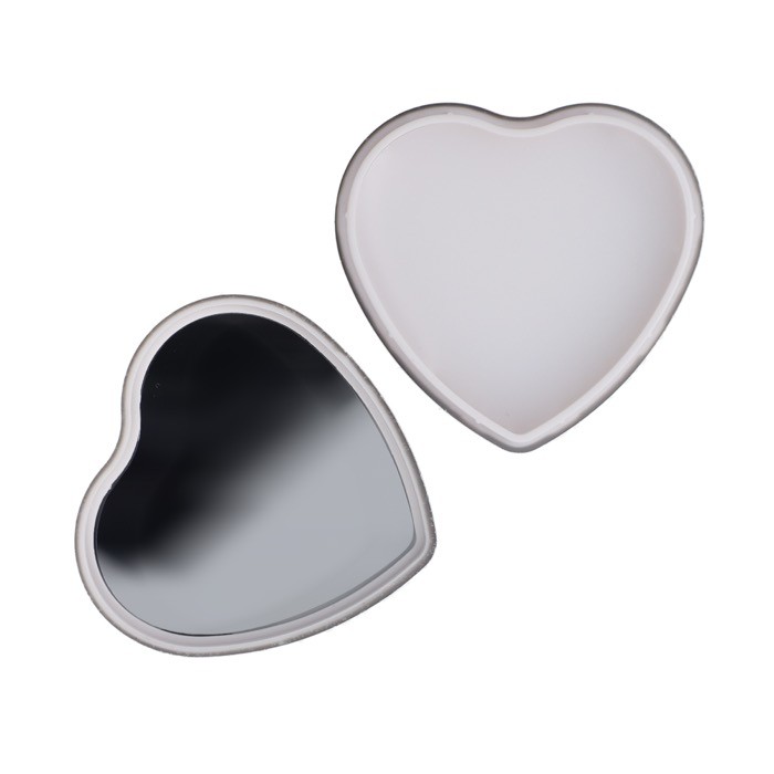 Bálsamo labial en estuche metálico en forma de corazón color plateado cuarta vista Bálsamo labial en estuche metálico en forma de corazón color plateado cuarta vista