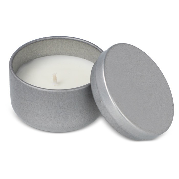Vela de cera vegetal en tarro de acero reciclado circular color plateado tercera vista Vela de cera vegetal en tarro de acero reciclado circular color plateado tercera vista