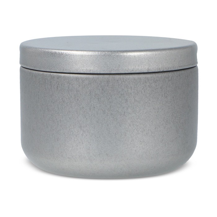 Vela de cera vegetal en tarro de acero reciclado circular color plateado cuarta vista Vela de cera vegetal en tarro de acero reciclado circular color plateado cuarta vista