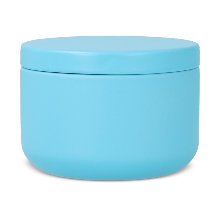 Vela de cera vegetal en tarro de acero reciclado circular color azul claro cuarta vista Vela de cera vegetal en tarro de acero reciclado circular color azul claro cuarta vista