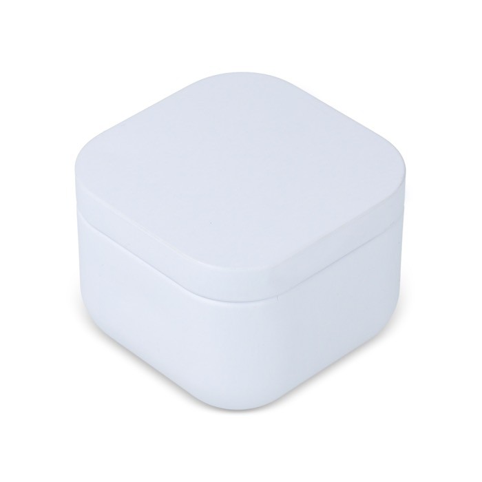 Vela de cera vegetal con aroma a vainilla en tarro de metal cuadrado color blanco Vela de cera vegetal con aroma a vainilla en tarro de metal cuadrado color blanco