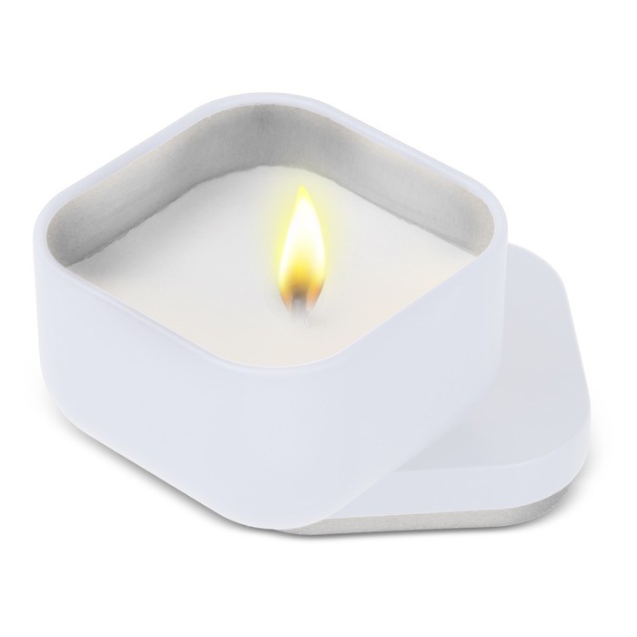 Vela de cera vegetal con aroma a vainilla en tarro de metal cuadrado color blanco segunda vista Vela de cera vegetal con aroma a vainilla en tarro de metal cuadrado color blanco segunda vista