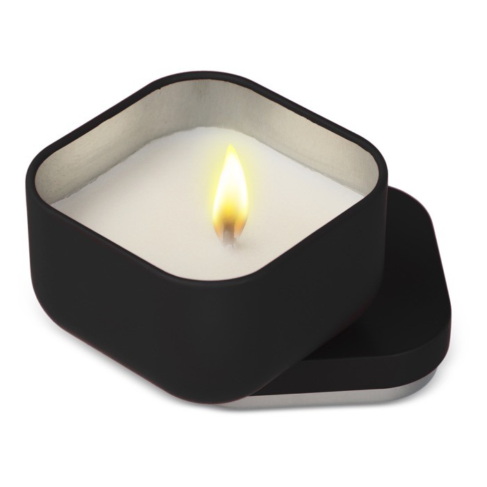 Vela de cera vegetal con aroma a vainilla en tarro de metal cuadrado color negro segunda vista Vela de cera vegetal con aroma a vainilla en tarro de metal cuadrado color negro segunda vista