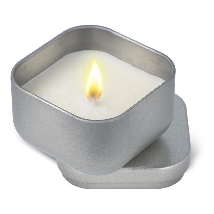 Vela de cera vegetal con aroma a vainilla en tarro de metal cuadrado color plateado segunda vista Vela de cera vegetal con aroma a vainilla en tarro de metal cuadrado color plateado segunda vista