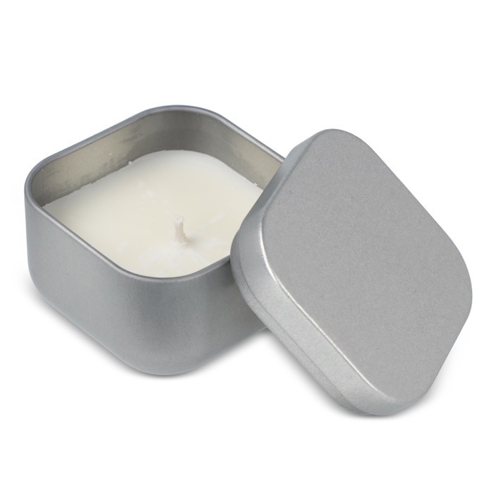 Vela de cera vegetal con aroma a vainilla en tarro de metal cuadrado color plateado tercera vista Vela de cera vegetal con aroma a vainilla en tarro de metal cuadrado color plateado tercera vista