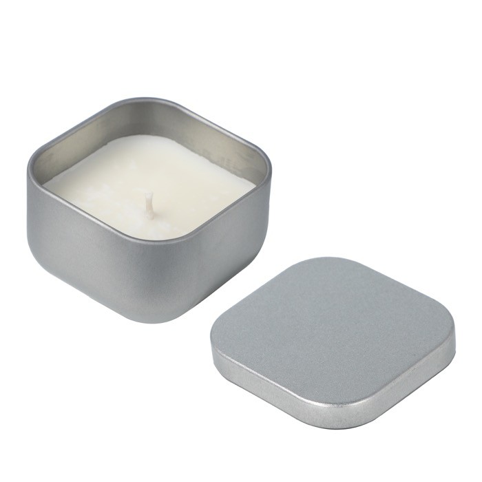 Vela de cera vegetal con aroma a vainilla en tarro de metal cuadrado color plateado quinta vista Vela de cera vegetal con aroma a vainilla en tarro de metal cuadrado color plateado quinta vista