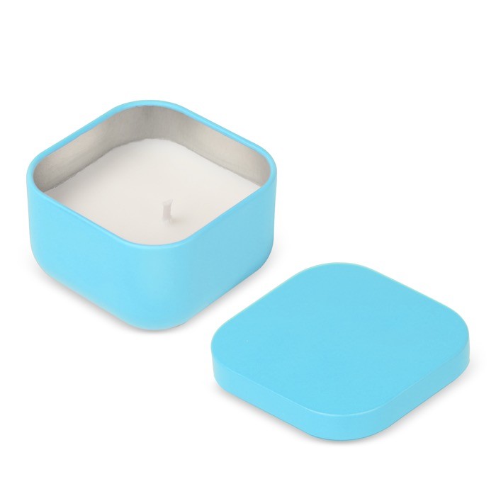 Vela de cera vegetal con aroma a vainilla en tarro de metal cuadrado color azul claro quinta vista Vela de cera vegetal con aroma a vainilla en tarro de metal cuadrado color azul claro quinta vista
