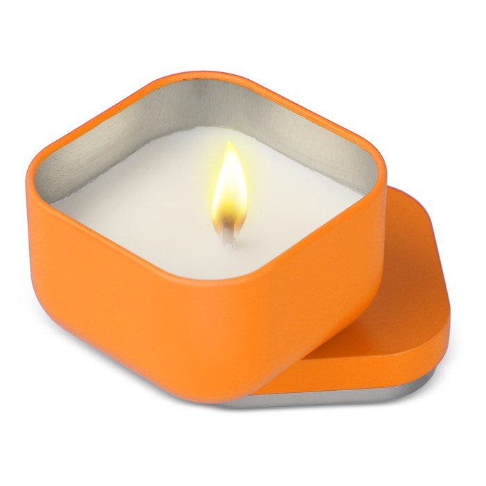 Vela de cera vegetal con aroma a vainilla en tarro de metal cuadrado color naranja segunda vista Vela de cera vegetal con aroma a vainilla en tarro de metal cuadrado color naranja segunda vista