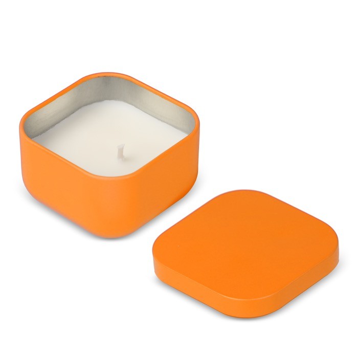 Vela de cera vegetal con aroma a vainilla en tarro de metal cuadrado color naranja quinta vista Vela de cera vegetal con aroma a vainilla en tarro de metal cuadrado color naranja quinta vista