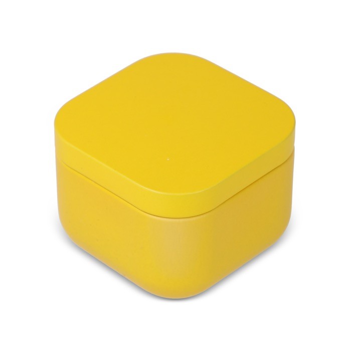 Vela de cera vegetal con aroma a vainilla en tarro de metal cuadrado color amarillo Vela de cera vegetal con aroma a vainilla en tarro de metal cuadrado color amarillo