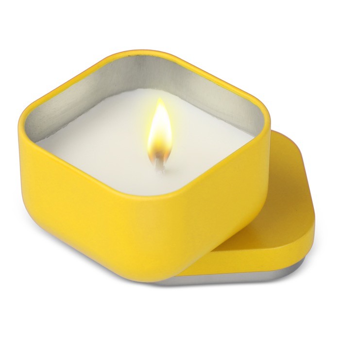 Vela de cera vegetal con aroma a vainilla en tarro de metal cuadrado color amarillo segunda vista Vela de cera vegetal con aroma a vainilla en tarro de metal cuadrado color amarillo segunda vista