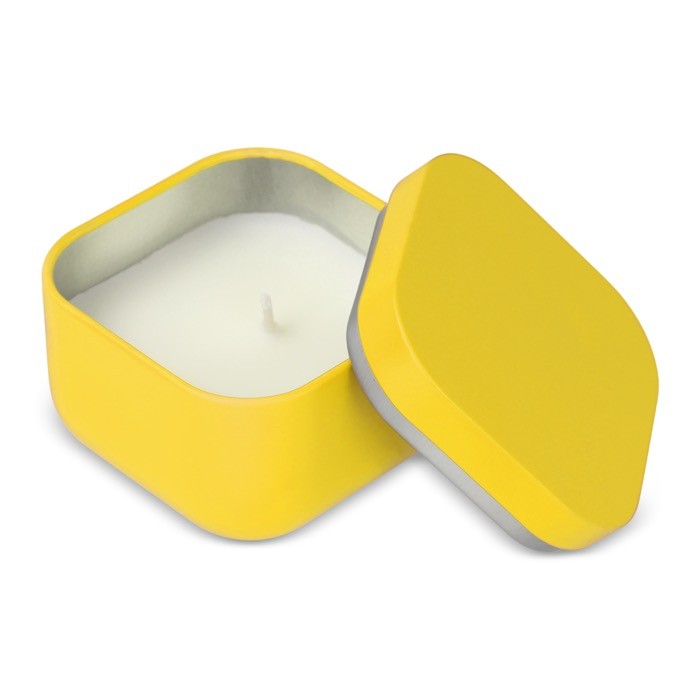 Vela de cera vegetal con aroma a vainilla en tarro de metal cuadrado color amarillo tercera vista Vela de cera vegetal con aroma a vainilla en tarro de metal cuadrado color amarillo tercera vista