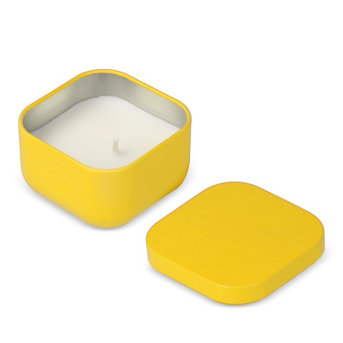 Vela de cera vegetal con aroma a vainilla en tarro de metal cuadrado color amarillo quinta vista Vela de cera vegetal con aroma a vainilla en tarro de metal cuadrado color amarillo quinta vista