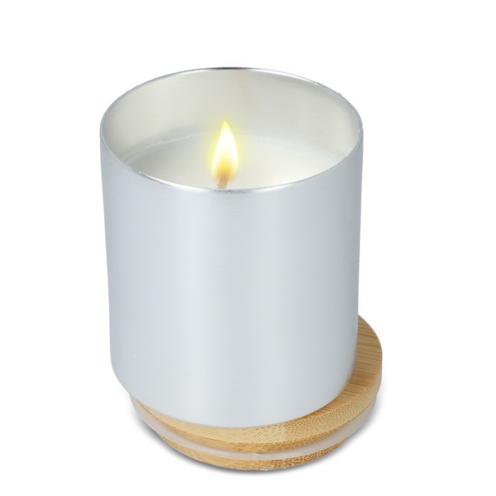 Vela de cera vegetal en tarro de aluminio reciclado metalizado color plateado segunda vista Vela de cera vegetal en tarro de aluminio reciclado metalizado color plateado segunda vista