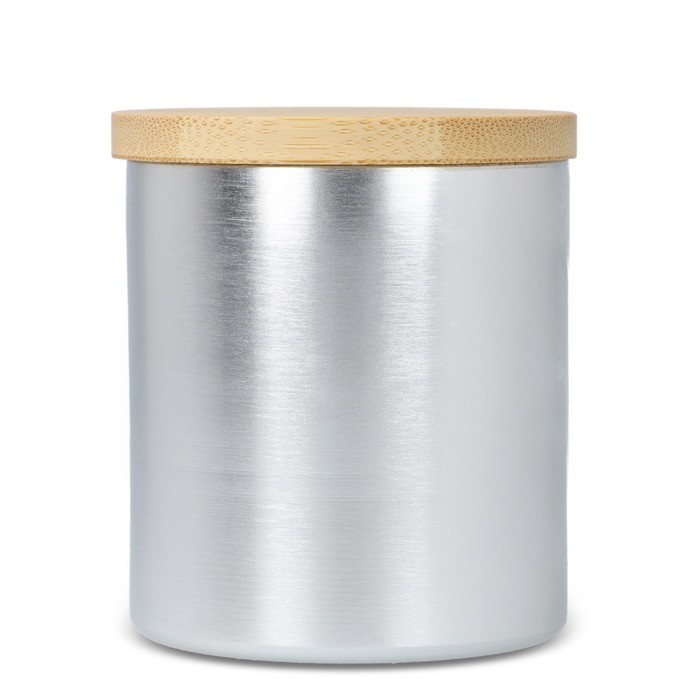Vela de cera vegetal en tarro de aluminio reciclado metalizado color plateado cuarta vista Vela de cera vegetal en tarro de aluminio reciclado metalizado color plateado cuarta vista