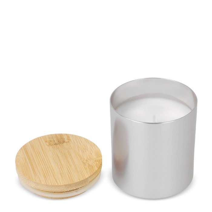 Vela de cera vegetal en tarro de aluminio reciclado metalizado color plateado quinta vista Vela de cera vegetal en tarro de aluminio reciclado metalizado color plateado quinta vista
