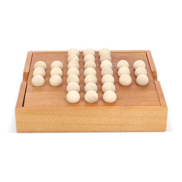 Juego de solitario en caja de madera que es tablero y almacenamiento color natural segunda vista Juego de solitario en caja de madera que es tablero y almacenamiento color natural segunda vista