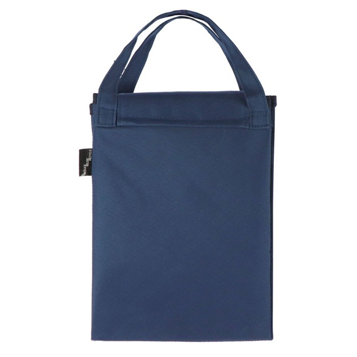 Bolsa nevera plegable convertible en una manta de picnic color azul oscuro cuarta vista