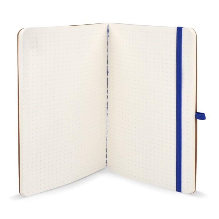 Cuaderno de tapa blanda de papel kraft FSC A5 con hojas a cuadros color azul cuarta vista