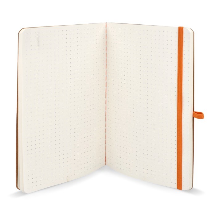 Cuaderno de tapa blanda de papel kraft FSC A5 con hojas a cuadros color naranja cuarta vista
