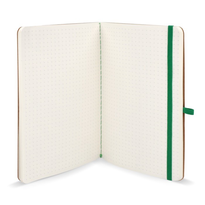 Cuaderno de tapa blanda de papel kraft FSC A5 con hojas a cuadros color verde cuarta vista