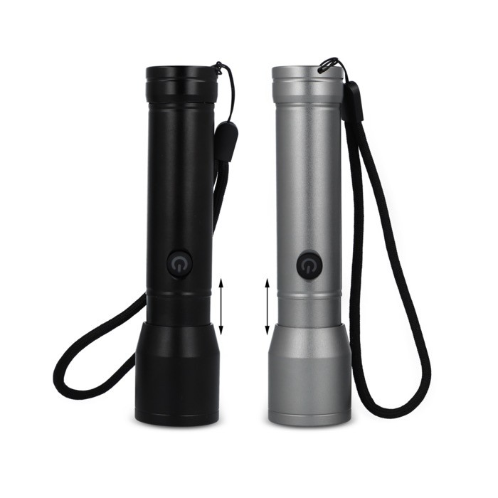 Linterna LED recargable de aluminio reciclado y resistente al agua color plateado segunda vista Linterna LED recargable de aluminio reciclado y resistente al agua color plateado segunda vista