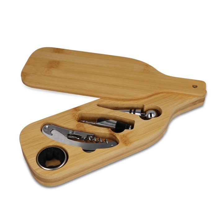 Caja de madera en forma de botella con utensilios para el vino color natural Caja de madera en forma de botella con utensilios para el vino color natural