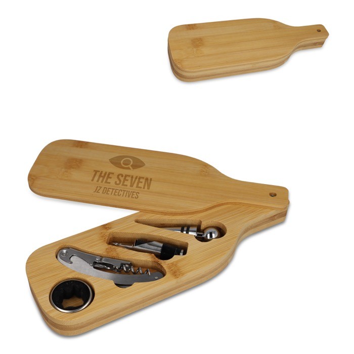 Caja de madera en forma de botella con utensilios para el vino Caja de madera en forma de botella con utensilios para el vino