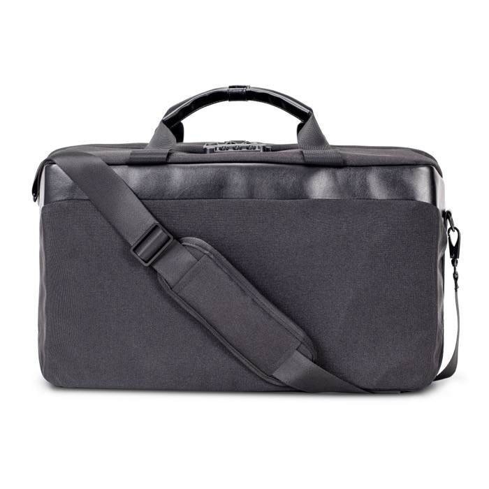 Bolsa de viaje de RPET con doble compartimiento para ropa 23L color negro tercera vista Bolsa de viaje de RPET con doble compartimiento para ropa 23L color negro tercera vista