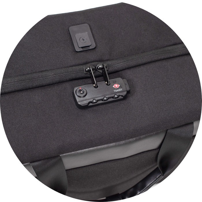 Bolsa de viaje de RPET con doble compartimiento para ropa 23L color negro cuarta vista Bolsa de viaje de RPET con doble compartimiento para ropa 23L color negro cuarta vista