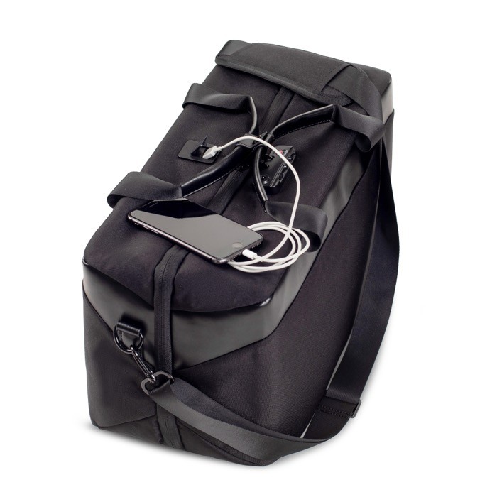 Bolsa de viaje de RPET con doble compartimiento para ropa 23L color negro quinta vista Bolsa de viaje de RPET con doble compartimiento para ropa 23L color negro quinta vista