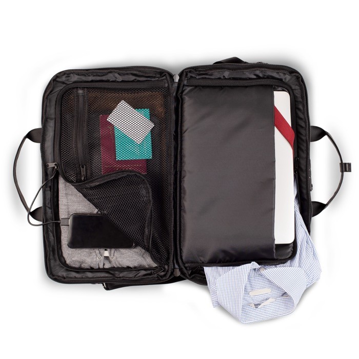 Bolsa de viaje de RPET con doble compartimiento para ropa 23L color negro sexta vista Bolsa de viaje de RPET con doble compartimiento para ropa 23L color negro sexta vista