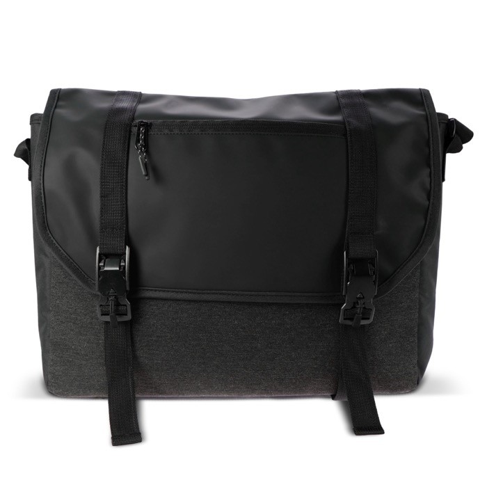 Maletín para portátil de RPET estilo mensajero con asa acolchada color negro segunda vista Maletín para portátil de RPET estilo mensajero con asa acolchada color negro segunda vista