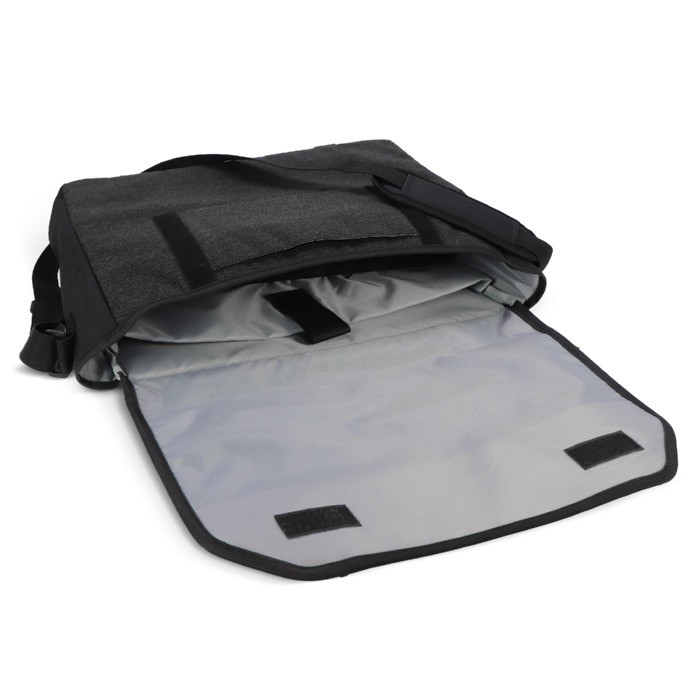 Maletín para portátil de RPET estilo mensajero con asa acolchada color negro cuarta vista Maletín para portátil de RPET estilo mensajero con asa acolchada color negro cuarta vista