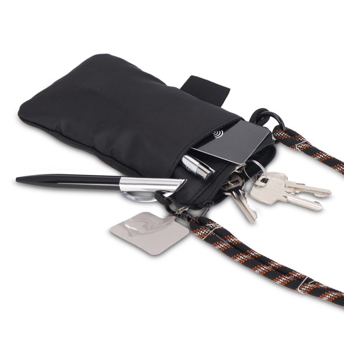 Bandolera compacta para llevar artículos esenciales del día a día color negro cuarta vista Bandolera compacta para llevar artículos esenciales del día a día color negro cuarta vista