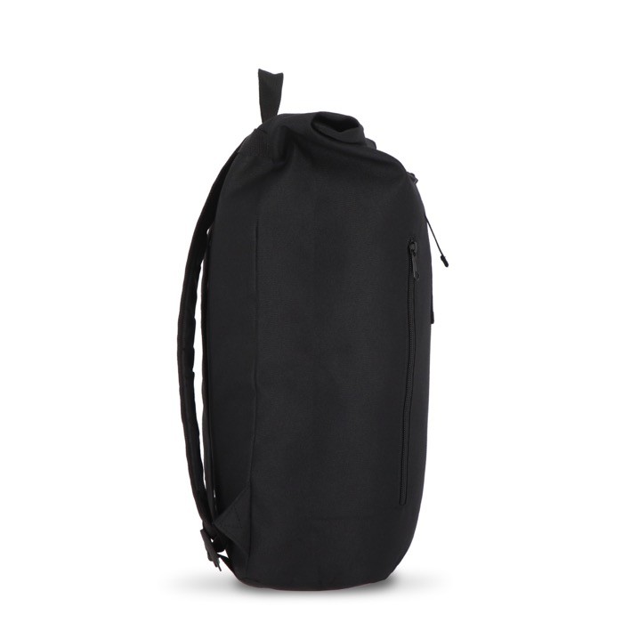 Mochila rolltop de RPET con pequeña cremallera frontal 20L color negro tercera vista Mochila rolltop de RPET con pequeña cremallera frontal 20L color negro tercera vista