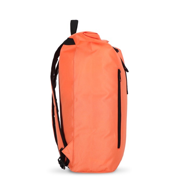Mochila rolltop de RPET con pequeña cremallera frontal 20L color naranja tercera vista Mochila rolltop de RPET con pequeña cremallera frontal 20L color naranja tercera vista
